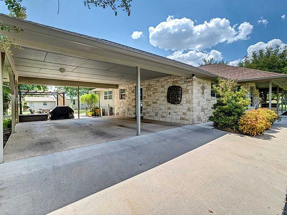 3rd image of 211 Ancient Oaks Dr