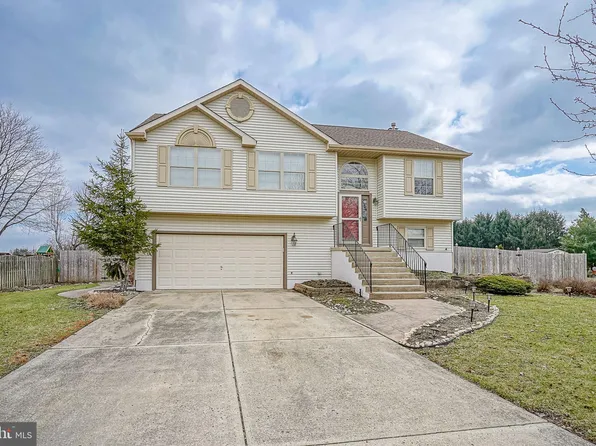 6 Amberfield Dr, Delran, NJ 08075
