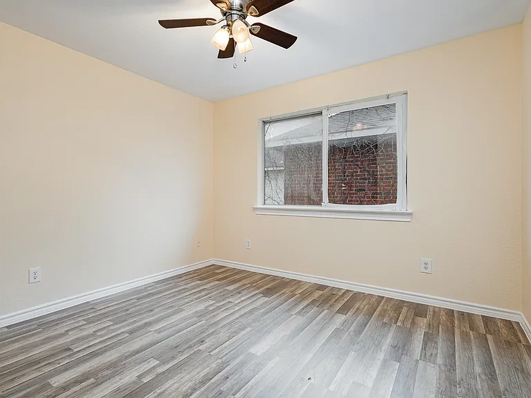 704 White Oak St — Photo 10