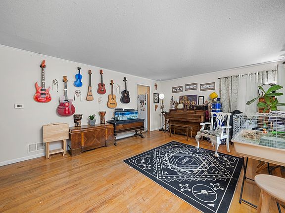 4th image of 2053 Louis St