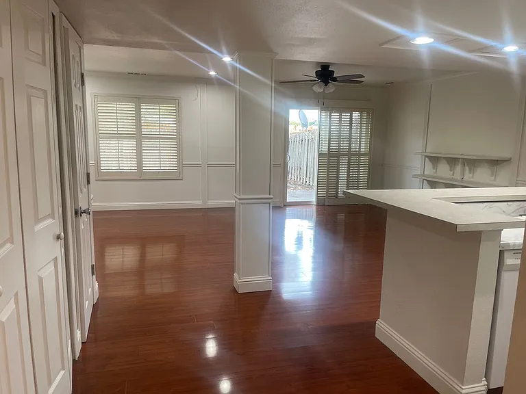 1112 Bradley Sq — Photo 3