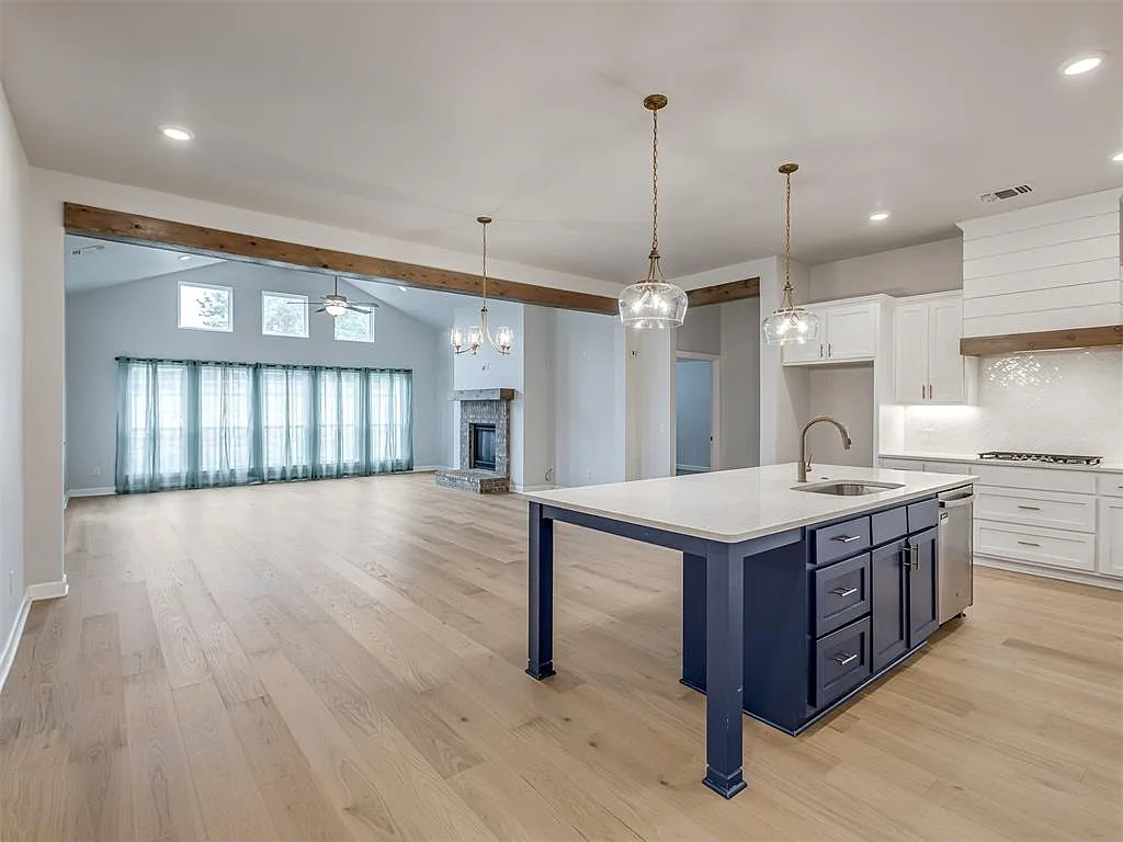 3 bed, 2.0 bath, 2360 sqft, $2,500 — Photo 3