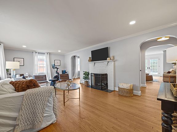 3rd image of 1802 Pineview St