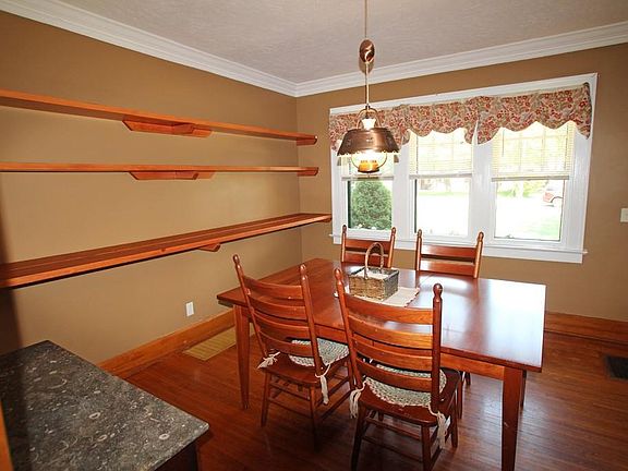 4th image of 585 Holley St