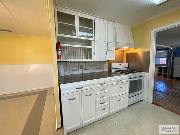 5th image of 224 Fairfax St