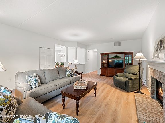 3rd image of 1955 Crenshaw Cir