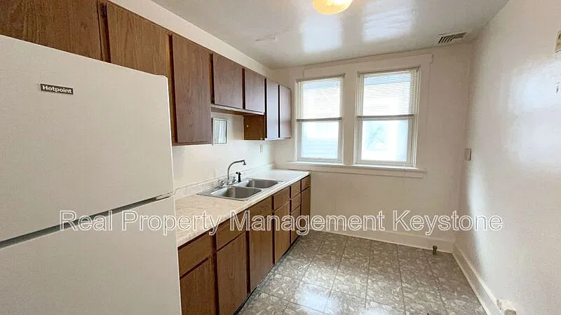 2 bed, 1.0 bath, $975 — Photo 2