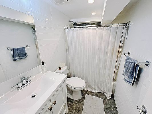 2nd image of 864 E 15th St