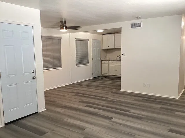 3 bed, 2.0 bath, 1186 sqft, $2,400 — Photo 3