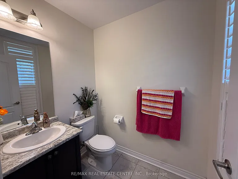 499 Thompson St — Photo 11