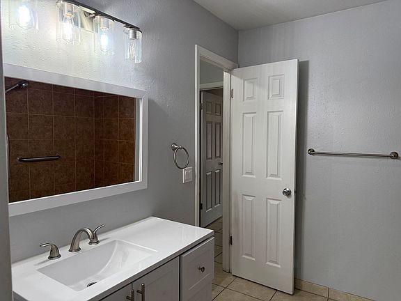 5th image of 475 E Church Ave