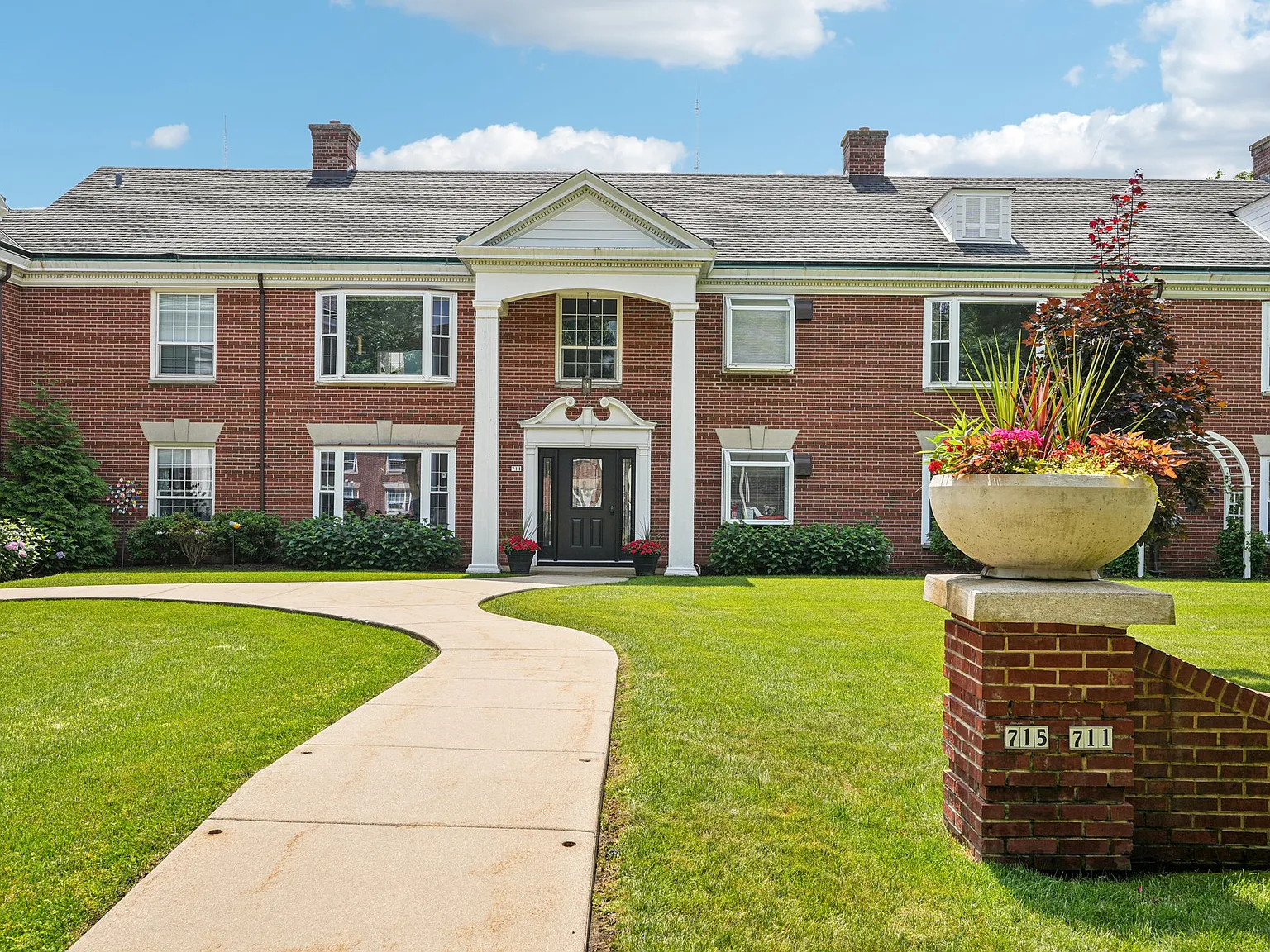 Colonial Court Apartments — Photo 2