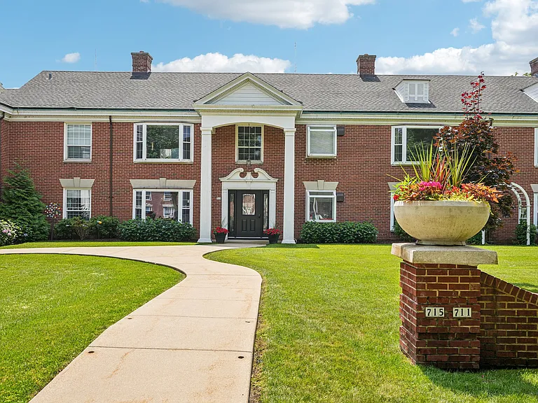 Colonial Court Apartments — Photo 2