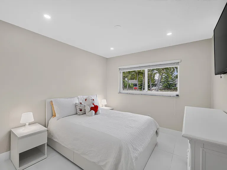 10363 SW 6th St — Photo 15