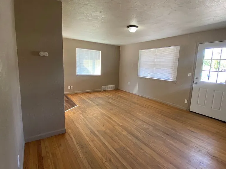 5 bedroom, 2 bath House-Cheney! Right on campus!! — Photo 9