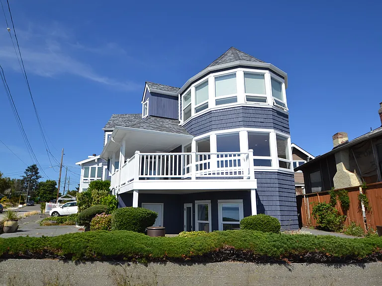 3504 Beach Dr SW — Photo 3