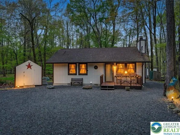 247 Farmers Ln, Pocono Lake, PA 18347