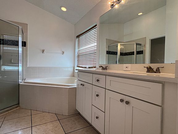 3rd image of 2847 Berkshire Cir