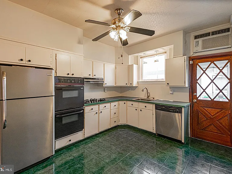 1136 Cross St — Photo 4