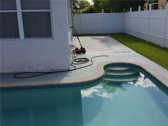 4th image of 16332 NW 18th St