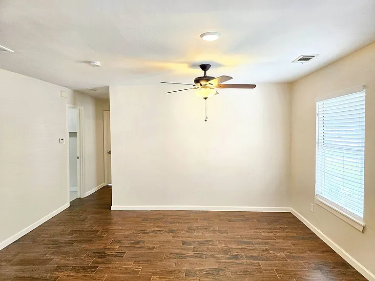 1446 Curtin St — Photo 3