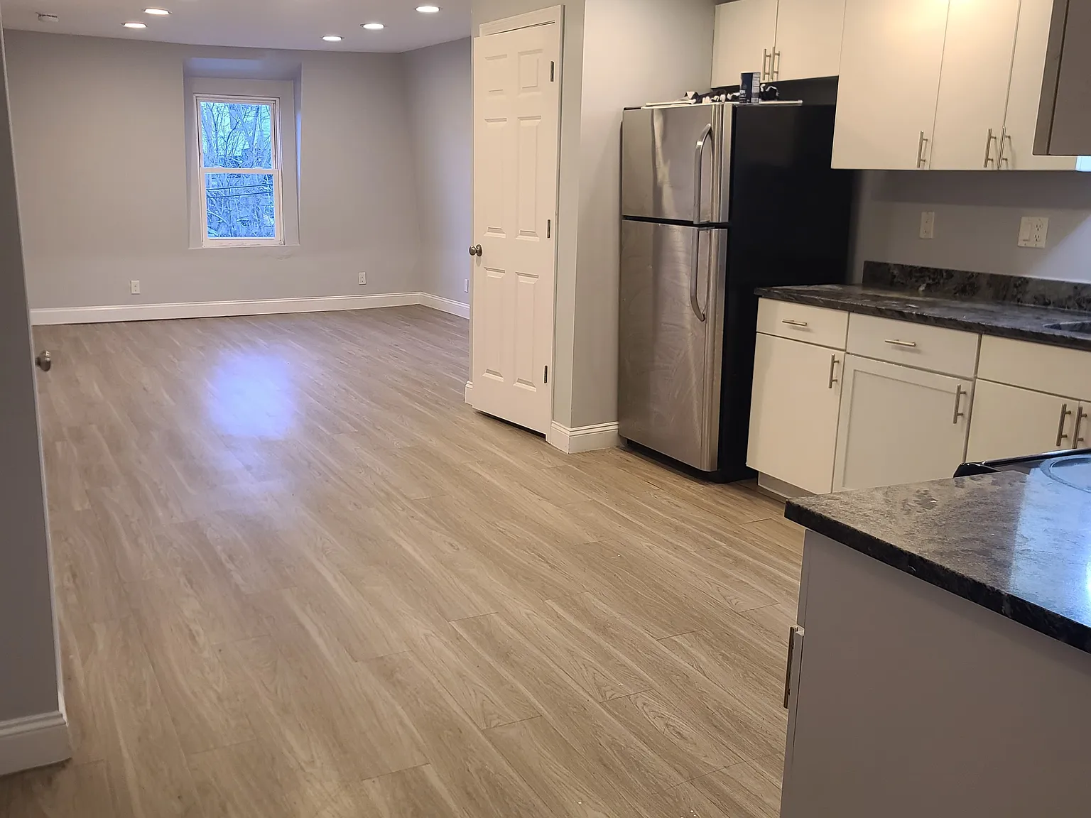 3 bed, 1100 sqft, $2,400 — Photo 2