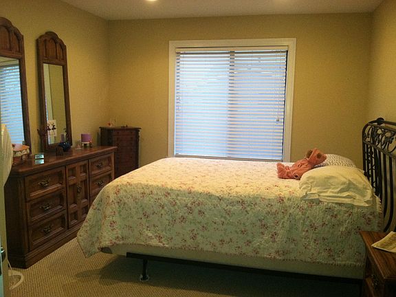 3rd image of 915 Jackson Ct