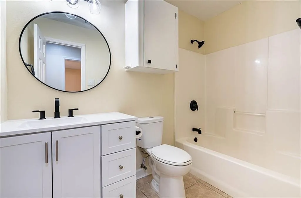 3 bed, 2.0 bath, 1266 sqft, $2,100 — Photo 3