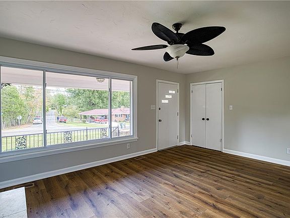 3rd image of 1400 Briarwood Ter