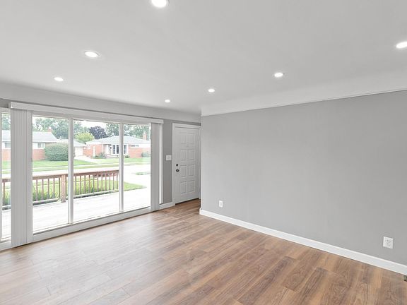 3rd image of 258 N Venoy Cir