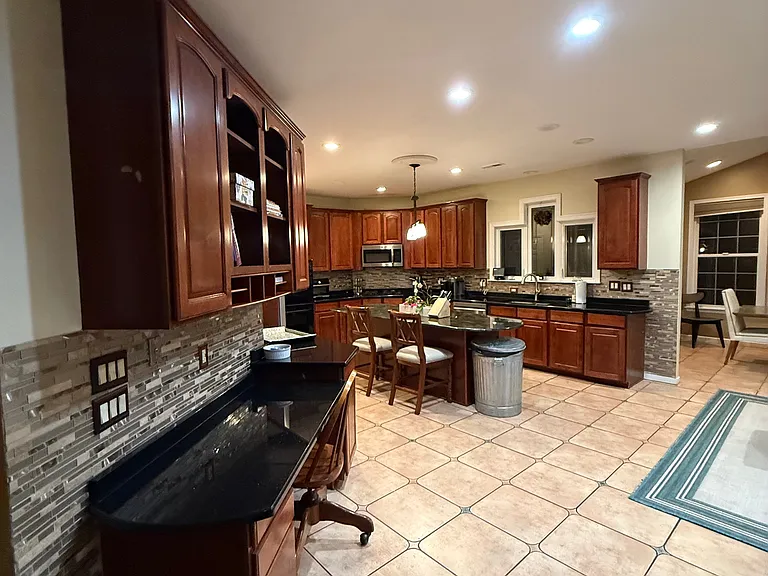 1006 Glendevon Dr — Photo 20