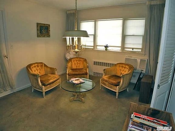 4th image of 1410 Surrey Ln