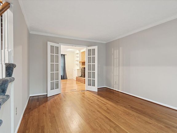 3rd image of 102 Sunrise Bluff Ct