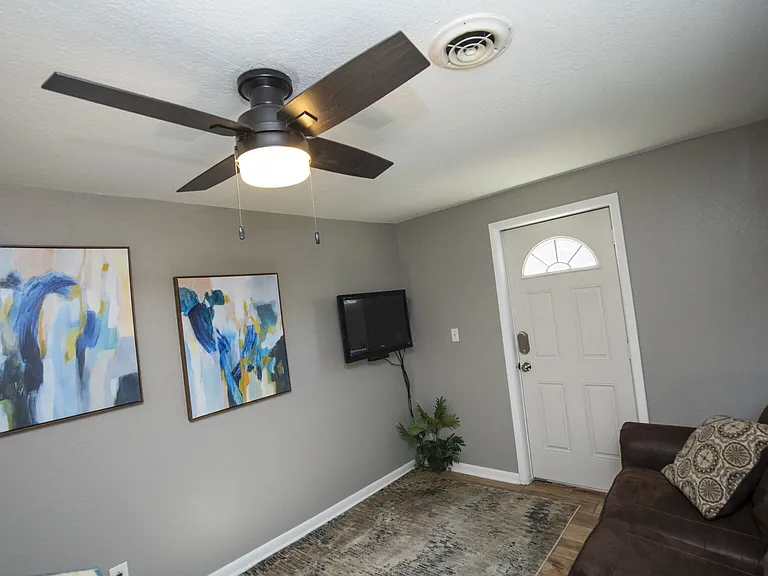 335 N Gregg Ave #B — Photo 4