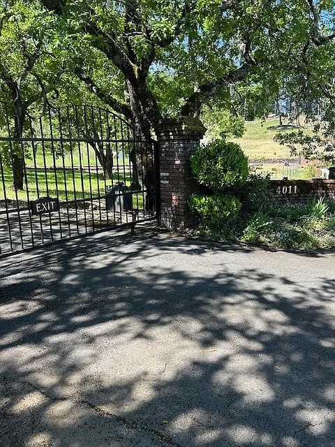 4011 Spring Mountain Rd — Photo 4