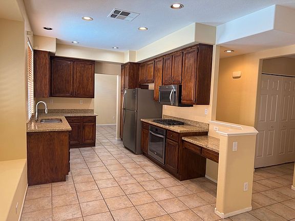 5th image of 7944 Bonaventure Dr