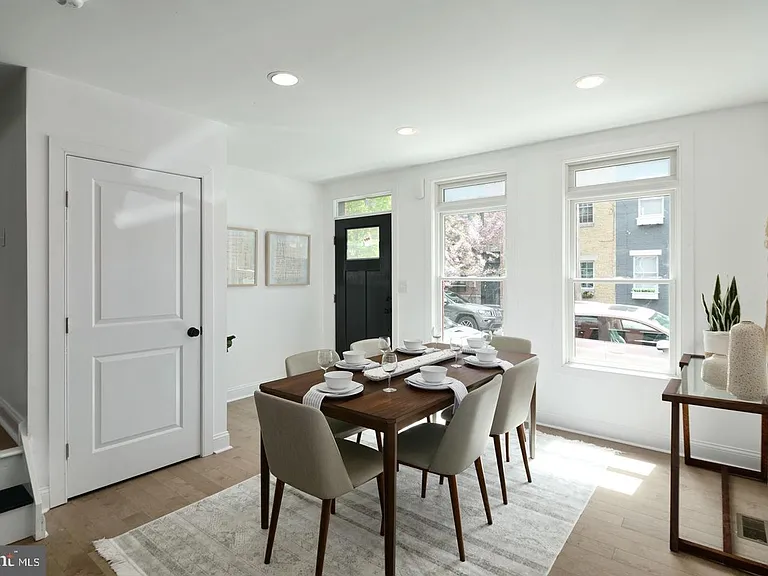 2409 Catharine St — Photo 4