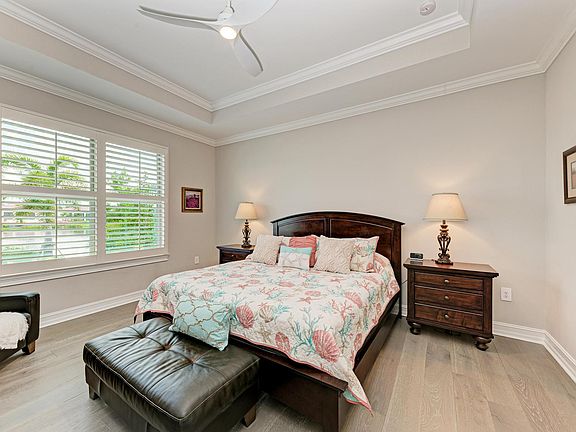 Spacious Primary En-Suite, King Bed, wood floors