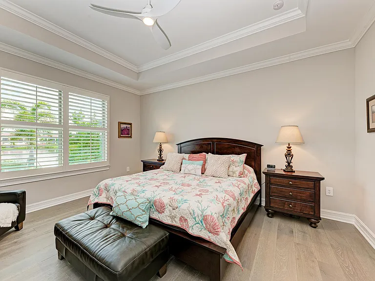 Spacious Primary En-Suite, King Bed, wood floors