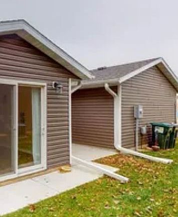 Side of house with patio doo