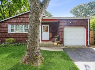 18 Laurel Pl, Farmingville, NY 11738