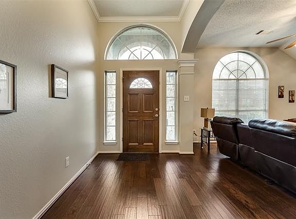 5th image of 774 Livingston Dr