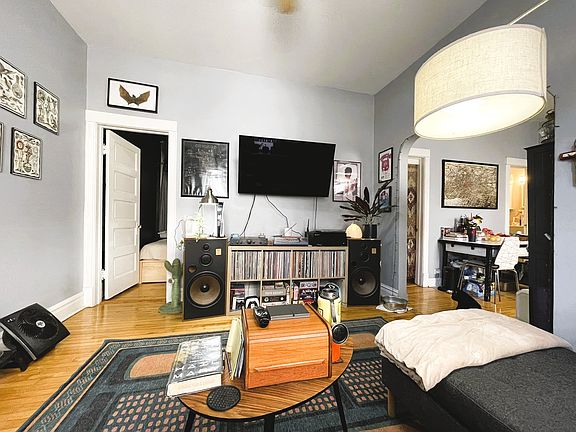 3rd image of 2004 W Armitage Ave APT 1R