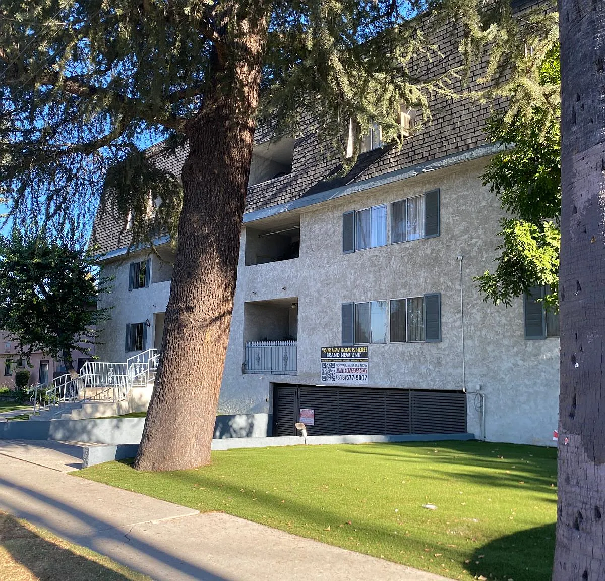 15840 Sherman Way. — Photo 2