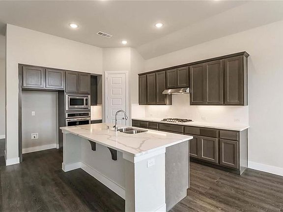 3rd image of 1117 Bridle Path Dr