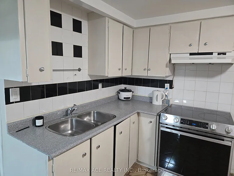 65 Dellbrook Cres #BASEMENT — Photo 9