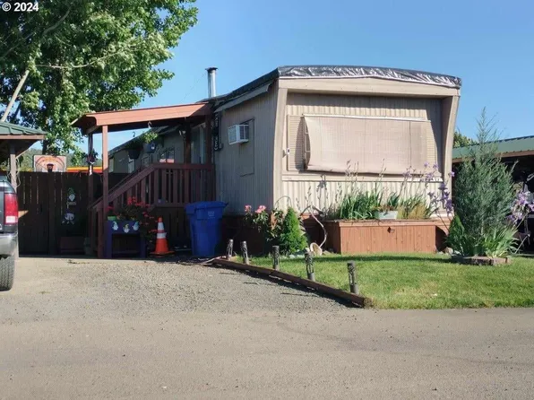 136 Berry Loop Ln, Roseburg, OR 97471