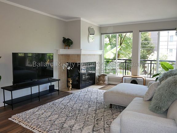 3rd image of 1601 E Columbia St APT 103