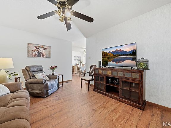 4th image of 550 Spring Glen Dr
