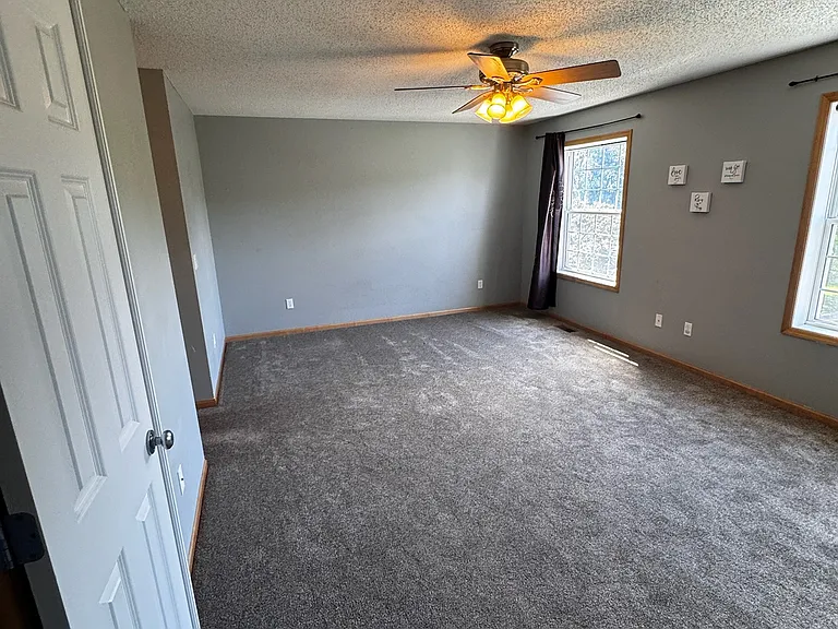12210 Urbank St NE #B — Photo 32